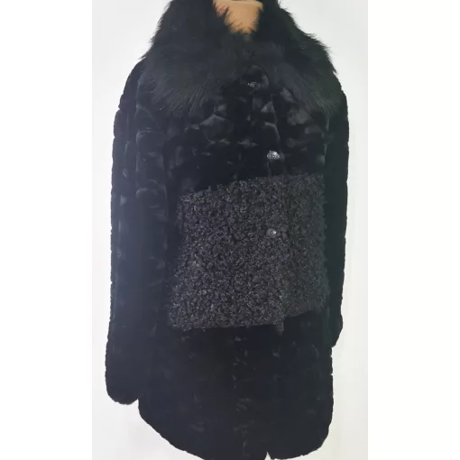 Nagyon szép, fekete színű, gombos, selyembéléses, zsebes, anyagában mintás, műszőrme kabát  2XL/4XL