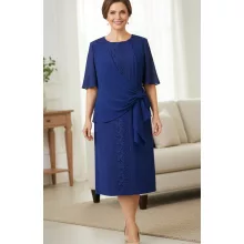 Elől  csipke rátétes, sötétkék színű,  alkalmi ruha 42-52