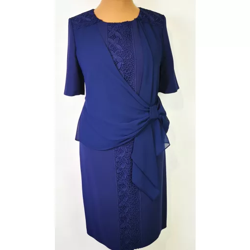Elől  csipke rátétes, sötétkék színű,  alkalmi ruha 42-52