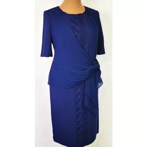 Elől  csipke rátétes, sötétkék színű,  alkalmi ruha 42-52