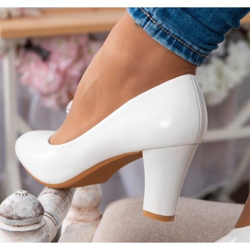 Fehér színű, alkalmi cipő, sarok magassága kb 5,5 cm 36-41