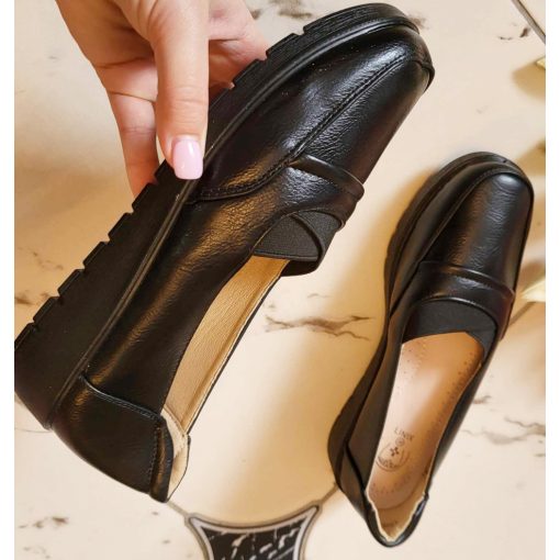 Fekete színű, teletalpú, lábfejnél gumis, műbőr, női cipő 36-41