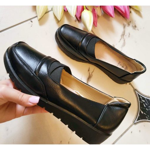 Fekete színű, teletalpú, lábfejnél gumis, műbőr, női cipő 36-41