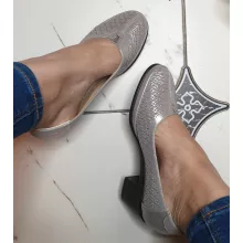 Szürke színű, belebujós alkalmi cipő, sarok magassága kb. 5,5 cm, 36-41