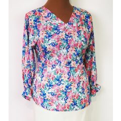   "V" nyakú, 3/4-es, színes mintás, nyaknál díszített felső 42-52