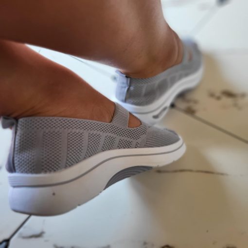 Világosszürke színű, lábfejnél nyitott, anyagában mintás, belebujós, könnyű, nyári, női sportcipő 36-41