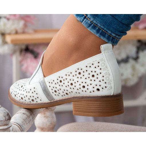 Fehér  színű, belebujós, kétoldalt gumibetétes, lyukacsos anyagú, alkalmi cipő 36-41