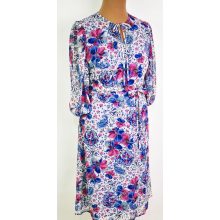 "V" nyakú, 3/4-es ujú, dupla, muszlin anyagú, deréknál gumis, fehér alapon kék-piros színű mintával díszített ruha 44-54