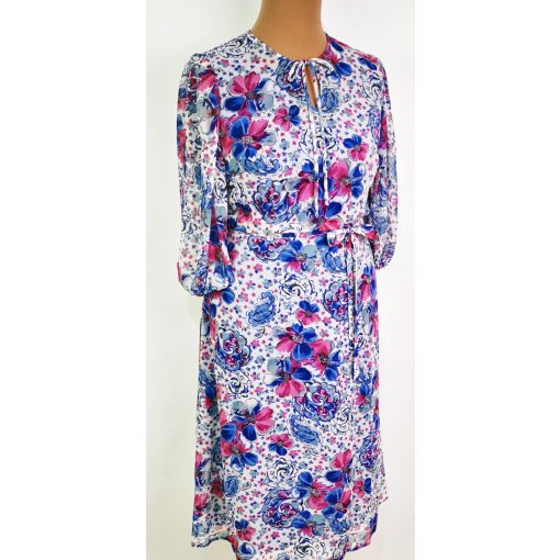 "V" nyakú, 3/4-es ujú, dupla, muszlin anyagú, deréknál gumis, fehér alapon kék-piros színű mintával díszített ruha 44-54