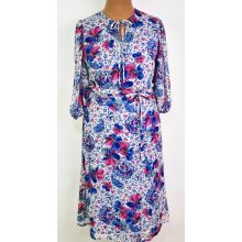 "V" nyakú, 3/4-es ujú, dupla, muszlin anyagú, deréknál gumis, fehér alapon kék-piros színű mintával díszített ruha 44-54