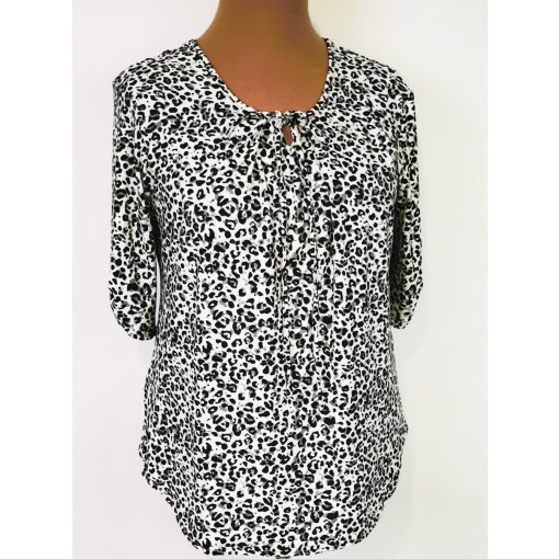 Kerek nyakú, 3/4-es ujjú, fekete-fehér színű, leopárd mintás felső 44-52