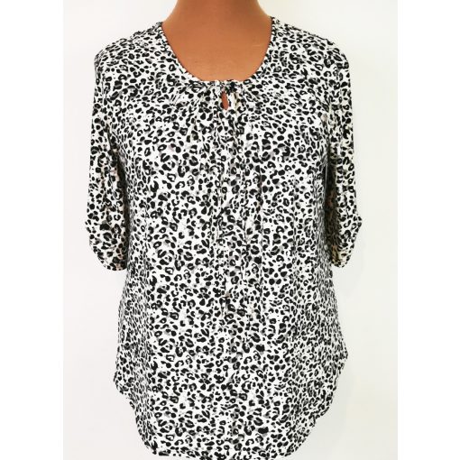 Kerek nyakú, 3/4-es ujjú, fekete-fehér színű, leopárd mintás felső 44-52