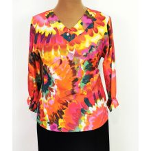 "V" nyakú, 3/4-es, piros-színes mintás, nyaknál díszített felső 42-52