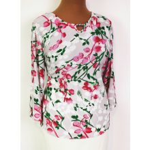 Kerek nyakú, 3/4-es ujjú, nyaknál díszített, ezüstszürke alapon, fehér-zöld-pink színű mintás, alkalmi felső 42-52