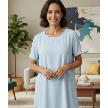 Kerek nyakú, rövid ujjú, lefelé bővülő, világoskék színű, selymes anyagú felső  2XL/4XL