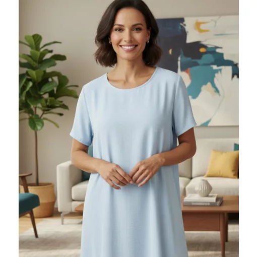 Kerek nyakú, rövid ujjú, lefelé bővülő, világoskék színű, selymes anyagú felső  2XL/4XL