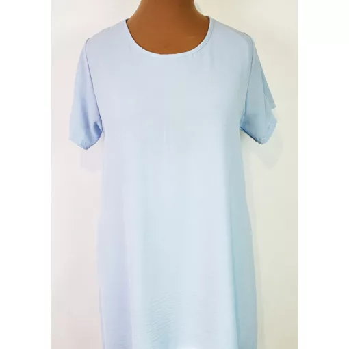 Kerek nyakú, rövid ujjú, lefelé bővülő, világoskék színű, selymes anyagú felső  2XL/4XL