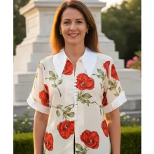 "V" nyakú, rövid ujjú, elől díszgombos, krém alapon, piros színű, virág mintás, selymes anyagú ing L-2XL