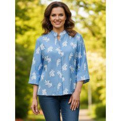   "V" nyakú, 3/4-es ujjú, világoskék alapon, fehér mintás, kerekitett aljú, pamutos anyagú felső  XL/2XL