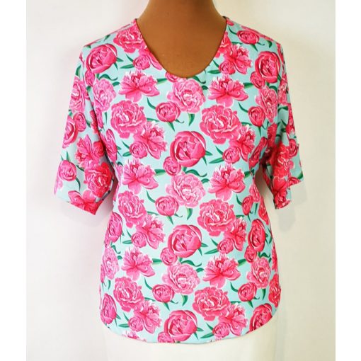 "V" nyakú, 3/4-es ujjú, világos  alapon, pink színű, rózsa mintás, selymes anyagú felső 42-52