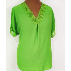   "V"nyakú, ejtett vállú, zöld színű, nyaka és ujja vége díszített, selymes anyagú felső 2XL/3XL