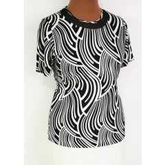   Kerek nyakú, rövid ujjú, fehér-fekete színű mintás, nyaknál tüllös betéttel díszített, pamutos anyagú felső L-4XL