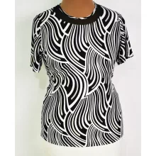 Kerek nyakú, rövid ujjú, fehér-fekete színű mintás, nyaknál tüllös betéttel díszített, pamutos anyagú felső L-4XL