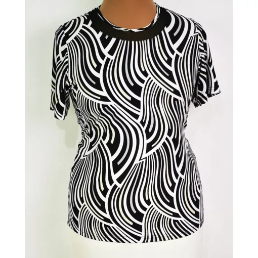 Kerek nyakú, rövid ujjú, fehér-fekete színű mintás, nyaknál tüllös betéttel díszített, pamutos anyagú felső L-4XL