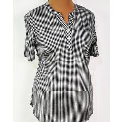   Álló nyakú, rövid ujjú, aszimmetrikus, kerekített aljú, fekete-fehér, kocka mintás felső L-3XL
