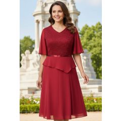   Csipkerátéttel díszített, oldalt cipzáras alkalmi ruha 50-56