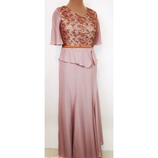 Hímzett, aranybarna színű csipkerátéttel díszített, alkalmi maxi ruha 42-56