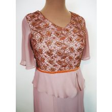 Hímzett, aranybarna színű csipkerátéttel díszített, alkalmi maxi ruha 42-56