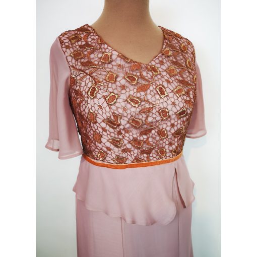 Hímzett, aranybarna színű csipkerátéttel díszített, alkalmi maxi ruha 42-56