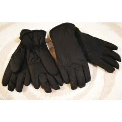   Egyszínű fekete, vízhatlan, vastagabb polár béléses, hosszított, tenyérnél műbőr betétes férfi  kesztyű.