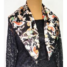 Kocka alakú, selymes anyagú, színes mintás kendő