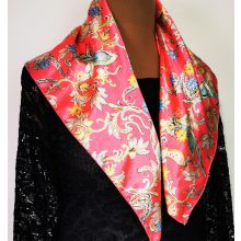 Kocka alakú, selymes anyagú, színes mintás kendő