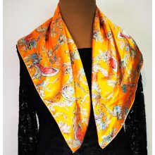 Kocka alakú, selymes anyagú, színes mintás kendő