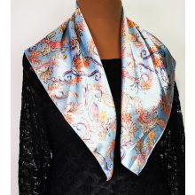 Kocka alakú, selymes anyagú, színes mintás kendő