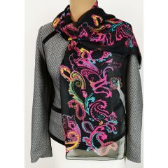 Kellemes, selyem anyagú, színes mintás kendő