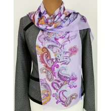 Kellemes, selyem anyagú, színes mintás kendő