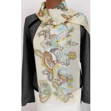 Kellemes, selyem anyagú, színes mintás kendő