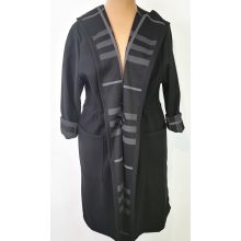 Fekete színű, kapucnis, zsebes, gallérnál díszített, deréknál megköthető, átmeneti kabát 3XL-5XL