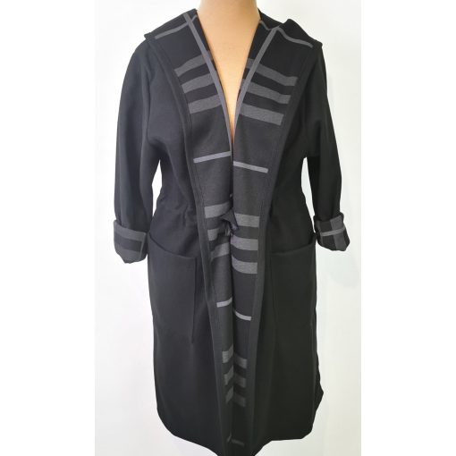 Fekete színű, kapucnis, zsebes, gallérnál díszített, deréknál megköthető, átmeneti kabát 3XL-5XL