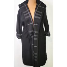 Fekete színű, kapucnis, zsebes, gallérnál díszített, deréknál megköthető, átmeneti kabát 3XL-5XL