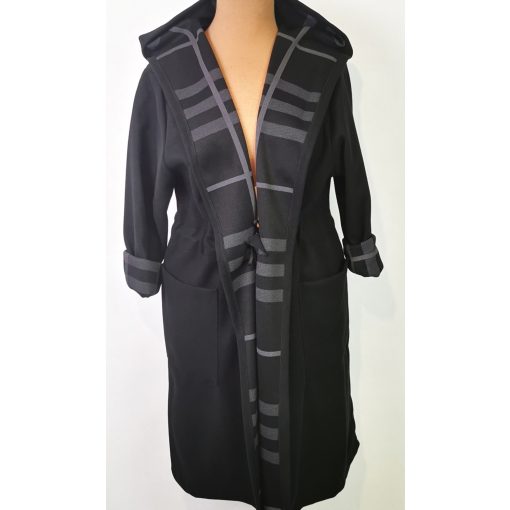 Fekete színű, kapucnis, zsebes, gallérnál díszített, deréknál megköthető, átmeneti kabát 3XL-5XL