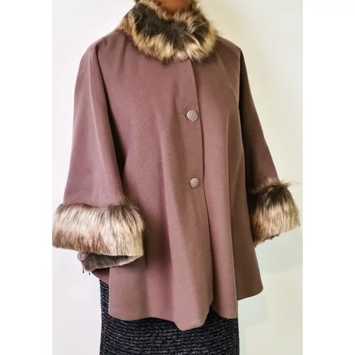Selyembéléses, világos kapucsinó barna, szőrme díszítéses, átmeneti, alkalmi szövet kabát 4XL/5XL-6XL/7XL