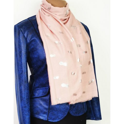 Anyagában mitás, kellemes, pamutos anyagú, színes mintás kendő