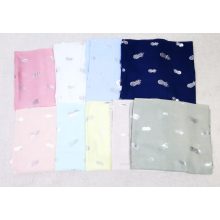 Anyagában mitás, kellemes, pamutos anyagú, színes mintás kendő