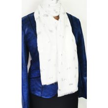 Anyagában mitás, kellemes, pamutos anyagú, színes mintás kendő