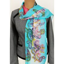 Anyagában mitás, kellemes, pamutos anyagú, színes mintás kendő